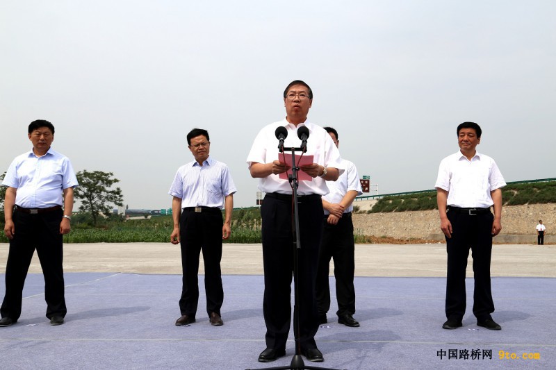 點擊打開原圖 圖為中國鐵建總裁莊尚標(biāo)在合銅、吳華高速公路項目開工儀式發(fā)表重要講話